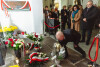 Złożenie kwiatów przy grobie Pawła Adamowicza