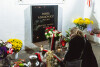 Złożenie kwiatów przy grobie Pawła Adamowicza