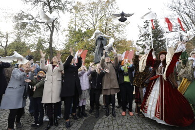 Złożenie kwiatów przy pomniku marszałka Józefa Piłsudskiego
