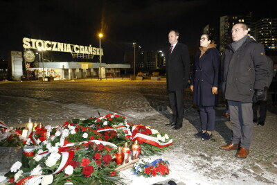 Złożenie wieńców i zapalenie zniczy pod pomnikiem Poległych Stoczniowców 1970