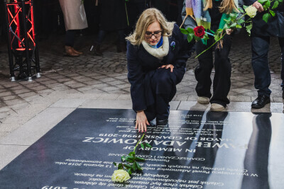 Złożono kwiaty na tablicy upamiętniającej Pawła Adamowicza w 6. rocznicę zamachu