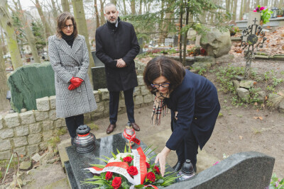 Znicze na grobach ofiar Grudnia 70