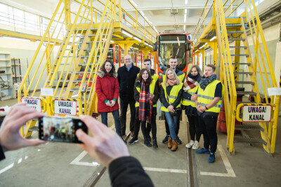 Zwycięzcy licytacji WOŚP z Krakowa zwiedzają zajezdnię GAiT