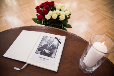 Księga kondolencyjna w Urzędzie Miejskim