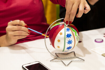 Malowanie bombek z gwiazdami