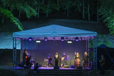 “Na Powstanie wyszłam jak na bal…”, koncert z okazji 76. rocznicy wybuchu Powstania Warszawskiego w Teatrze Leśnym.