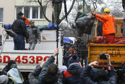 Pomnik ks. Jankowskiego pozostaje na swoim miejscu.