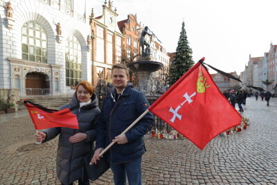 Rozdawanie flag na Długim Targu